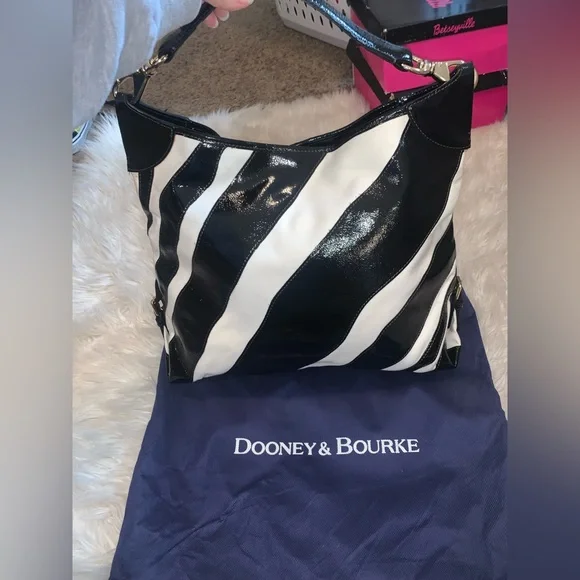 Rare Authentic Dooney & Bourke Purse w/ Dustbag